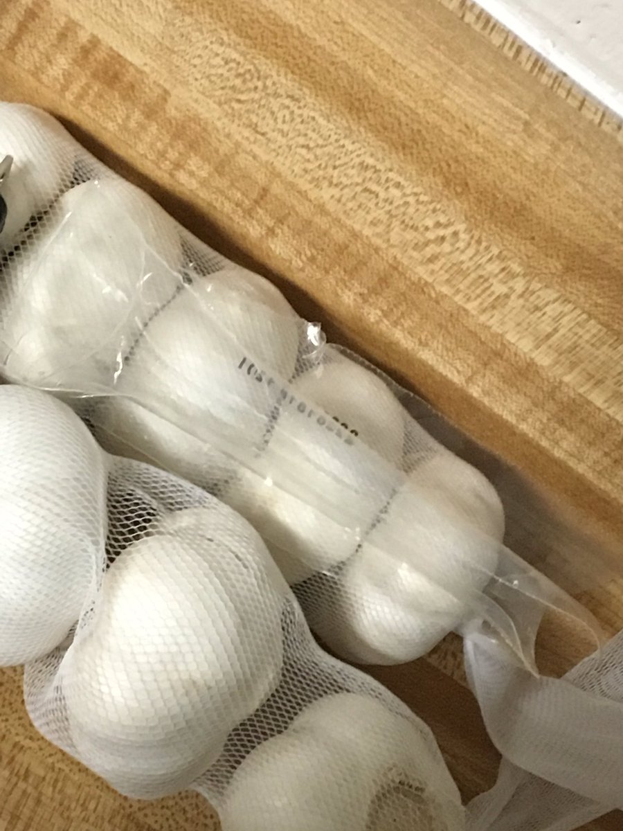 GetThemAway's tweet image. Can someone tell me 18 yr old didn’t fucking leave a string cheese wrapper hiding there... she loves to leave food halfeaten all over the place then forgets about it...she doesn’t even do chores ffs
#RoommatesFromHell #college #saveme #studentlife #dormlife #ihatepeople