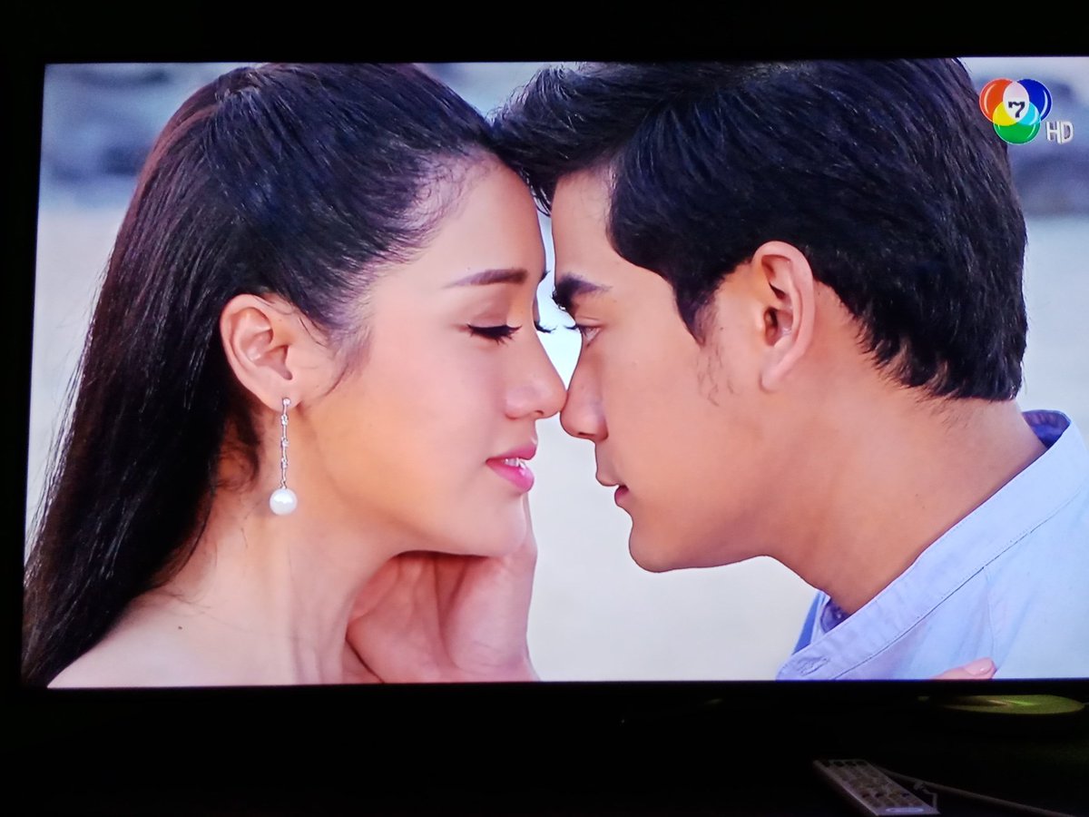 nongmookka1's tweet photo. :ฉันรักคุณนะคะ เหมหิรัญญ์
:ผมก็รักคุณ เดือนพัตรา
#ลูกไม้ลายสนธยา https://t.co/wSqzXBmcmO