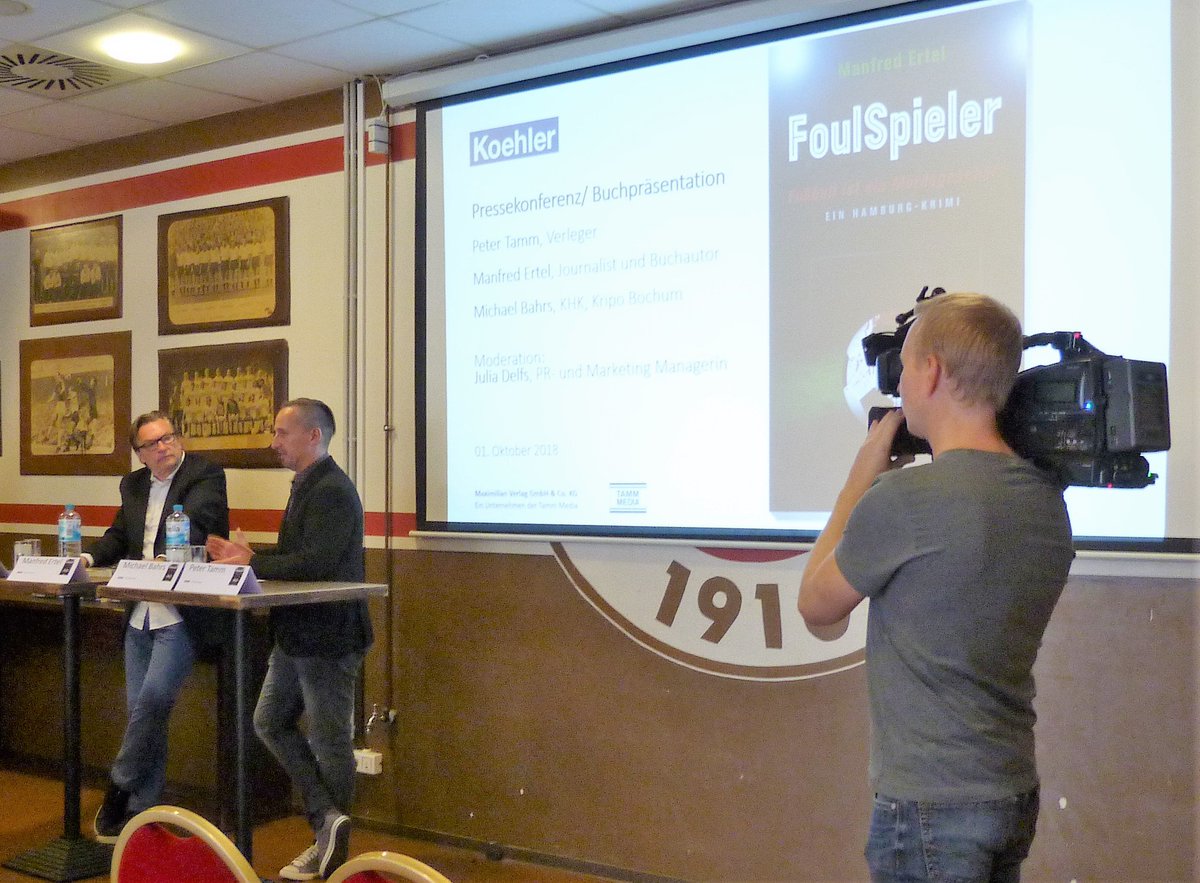 Koehler_Verlag's tweet photo. Heute haben wir den Hamburg-Krimi "FoulSpieler - Fußball ist ein Mordsgeschäft" im FC St. Pauli Clubheim der Presse vorgestellt. Autor Manfred Ertel und Matchfixing-Experte Michael Bahrs haben über das Buch und die Hintergründe gesprochen. Mehr unter: https://t.co/lUusiAR51J 😀 https://t.co/4gFNnXjTYQ