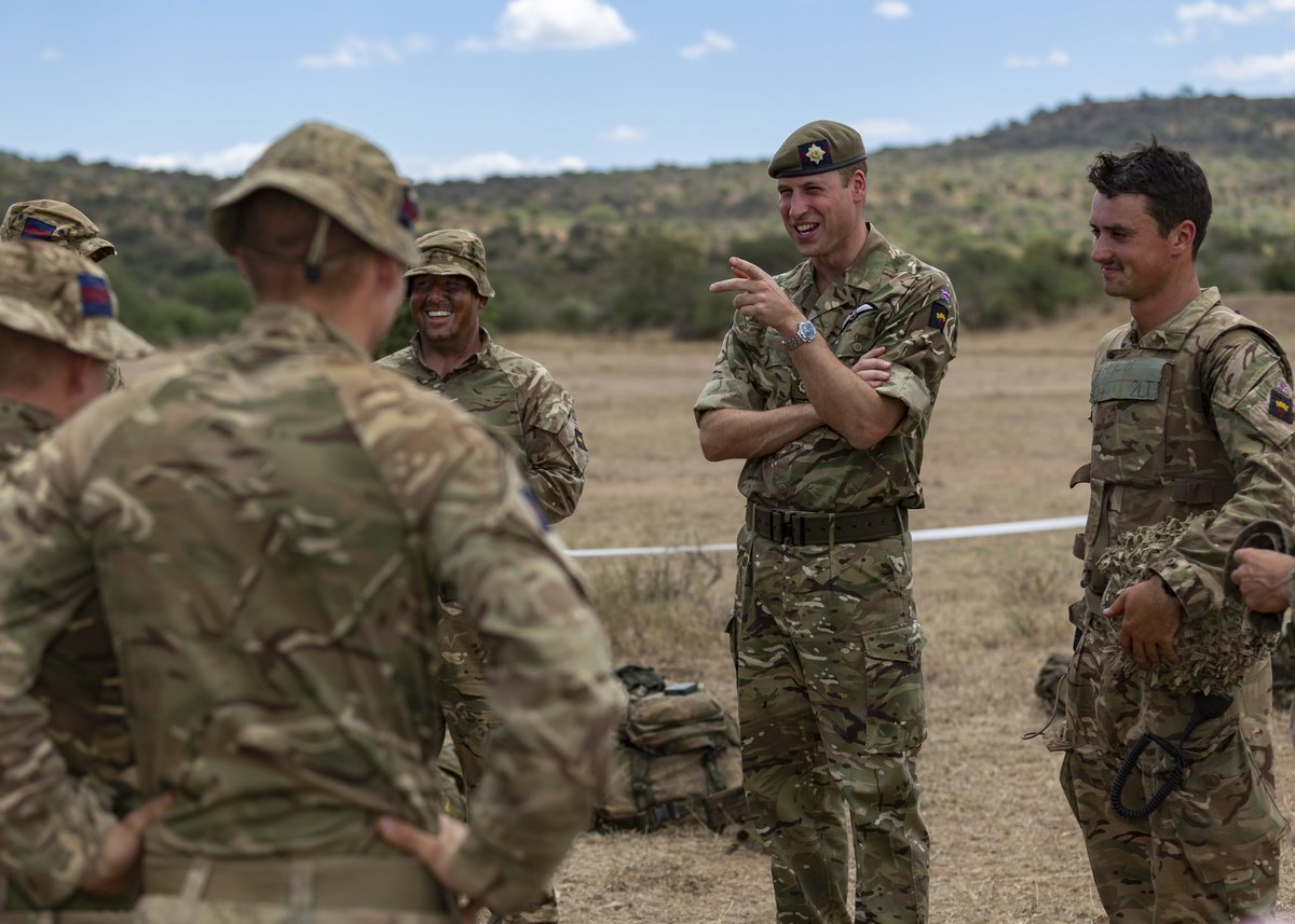 irish_guards's tweet image. Great day for the Irish Guards as our Regimental Colonel, The Duke of Cambridge, Prince William, paid us a visit in the middle of #Kenya!
The Duke of Cambridge met up with No. 2 Company and got to see how training was going so far. 

#irishguards ☘️💂🏻

#TheGuards