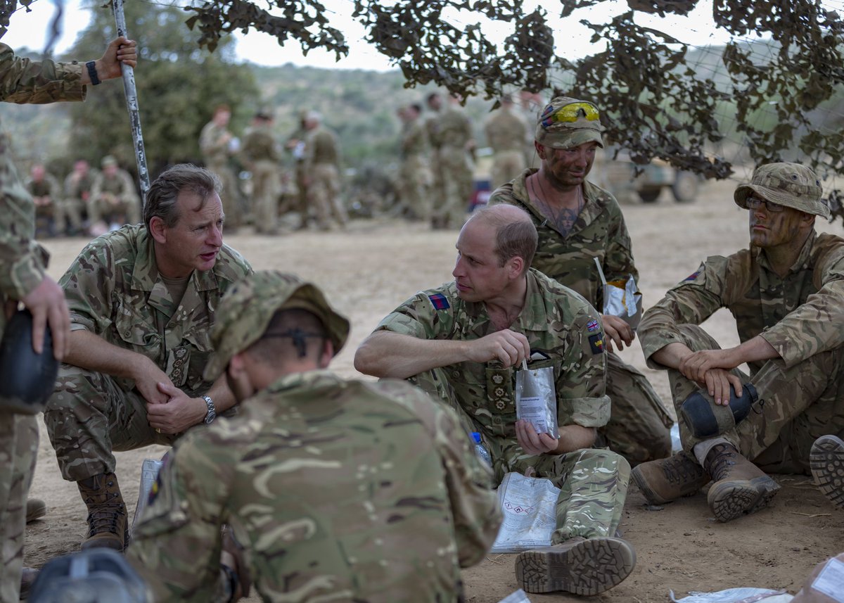 irish_guards's tweet image. Great day for the Irish Guards as our Regimental Colonel, The Duke of Cambridge, Prince William, paid us a visit in the middle of #Kenya!
The Duke of Cambridge met up with No. 2 Company and got to see how training was going so far. 

#irishguards ☘️💂🏻

#TheGuards