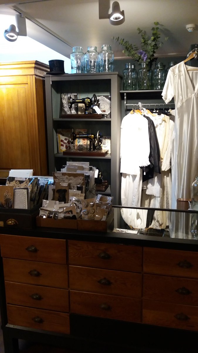 raven_vintage's tweet photo. Thank you to all our new @followers @Alexanderantiq1 @Arcuedes @CantuRonnette @Cosmos @BayOsborn12  @bestdealsbd @DirkErcken @GITAPETKOVA @infoRAREauction @LadyHShabbyChic @monkes_art F @NwichAntiques  @OMHINC @Prettyoldandin1 @RailMags @Upholster33 from all @ #RavenHouseVintage https://t.co/uGJ6V2ikwk