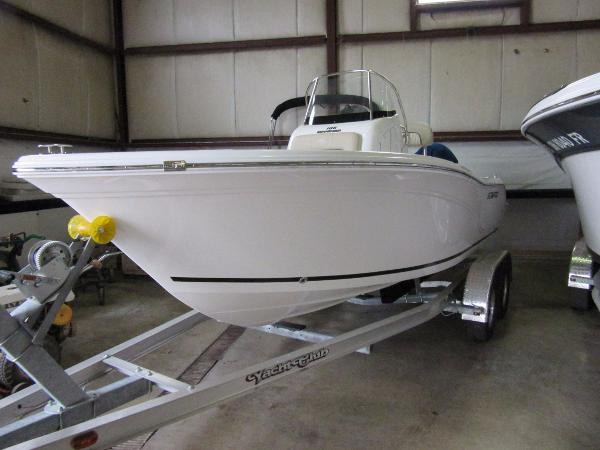 BeaverPark's tweet photo. NEW 2017 Seafox 186 Commander "DEMO BOAT" This New 2017 186 Commander comes with Yamaha F115 engine (6 yrs warranty available until 11/19/18) Has bimini top, portable toilet, lean post seat with back rest, side rod holders, raw water wash down, live well, Aluminum tandem trailer. https://t.co/3s1FFZecvU