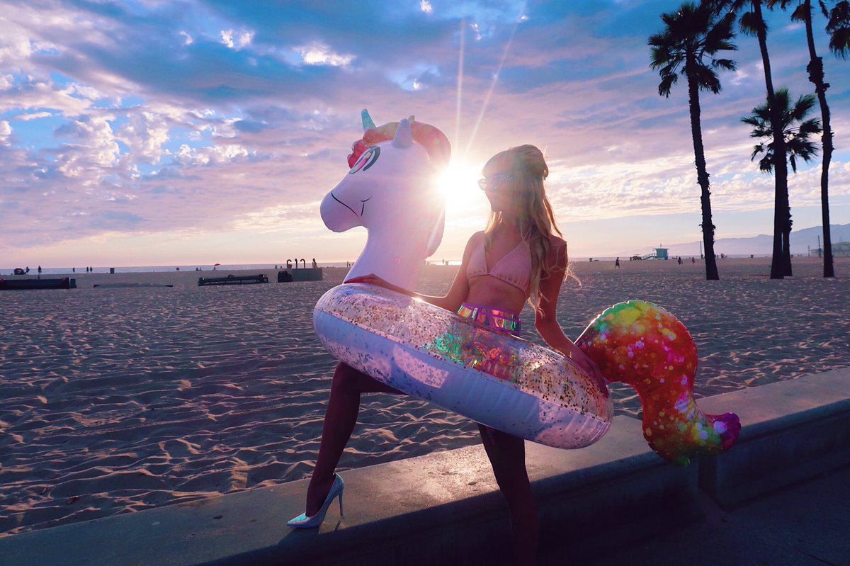 binxofficial's tweet image. When life gives you lemons, make lemonade🍋
When life gives you bumps,
 ride them like you’re on a motherfudging unicorn 🦄😎@poolcandy #poolcandy #pool #poolparty #binx #theafricanbee #sodashades #dollskill