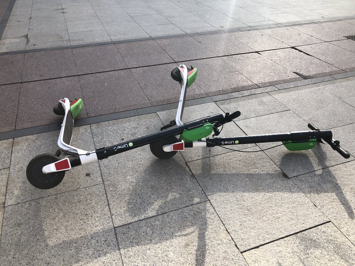 rf910's tweet image. .@limebike enhorabuena por el lanzamiento en #Zaragoza, pero no habéis tenido en cuenta nuestro súper viento 😂 *Os los he puesto en pie tras verlo.
