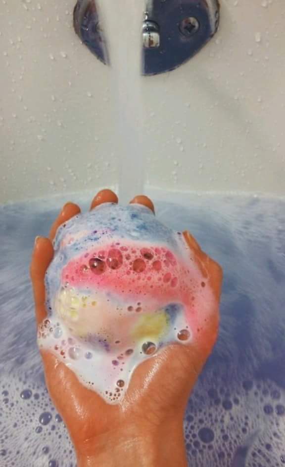 ariam_store's tweet photo. flashing shower balls
A ball is placed in the water and interact with the water to give a foam fill the place in it, such as (bathtub .. Pedestrian .. or Aquarius to wash hands and face in it https://t.co/NC6AjC65iE