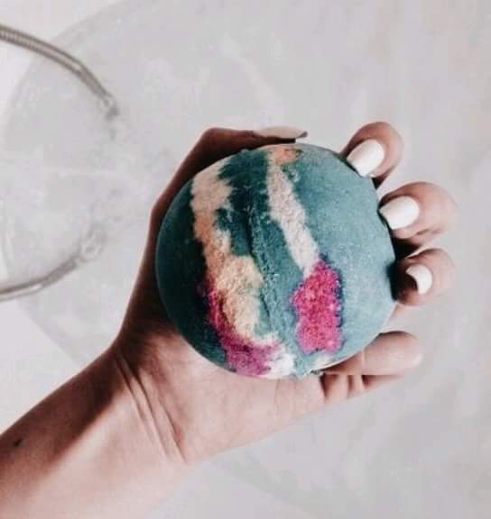 ariam_store's tweet photo. flashing shower balls
A ball is placed in the water and interact with the water to give a foam fill the place in it, such as (bathtub .. Pedestrian .. or Aquarius to wash hands and face in it https://t.co/NC6AjC65iE