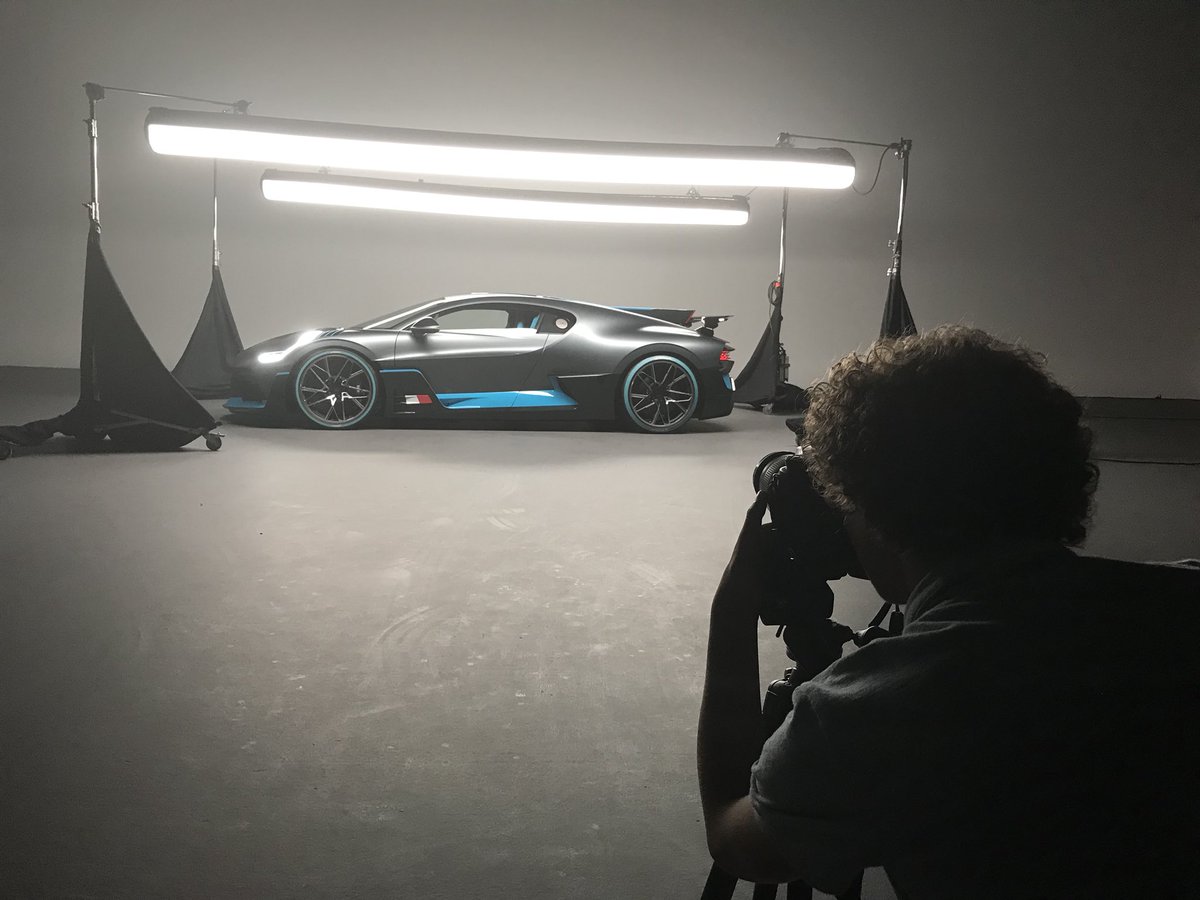 SjoerdvanBilsen's tweet photo. In Parijs toont #bugatti voor de eerste maal de #bugattidivo op Europees grondgebied. Tenminste, voor het publiek. Anderhalve maand terug maakte Autovisie al exclusief kennis met de 6.3 miljoen euro kostende hypercar in Hamburg.  https://t.co/x3wr3CX4Z4 https://t.co/K2x2mfNqcV
