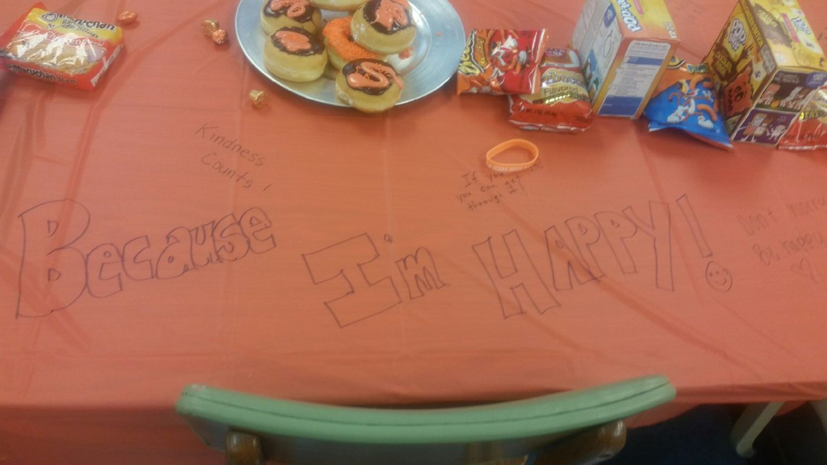 villak_villa's tweet photo. When you kick off October with lots of orange, kindness, happiness, and positivity! #ParsonsSpark #gettingourorangeon #GameOn2018 #KindnessChallenge https://t.co/IGa9FRMSbL