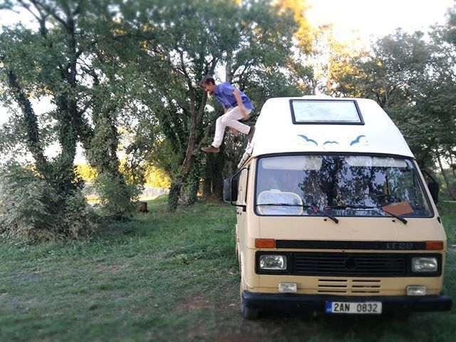 VR_Oms's tweet photo. 😯The Moment
in which I might have learned wall-walking.
I have not. 
Now I can admit, the consequences of this jump (which I absolutely had to try) were a bit painful, yet the recovery only took 1 day and so it was overall worth the try! 😄🤙
.
.
 #jum… https://t.co/gFmRQ9gXfy https://t.co/K4R7ljDF3K
