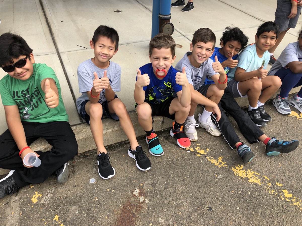 emilycicardo's tweet photo. We had such a great time at the Robertsville Run! @RobertsvilleES https://t.co/hoRjPdPEuk