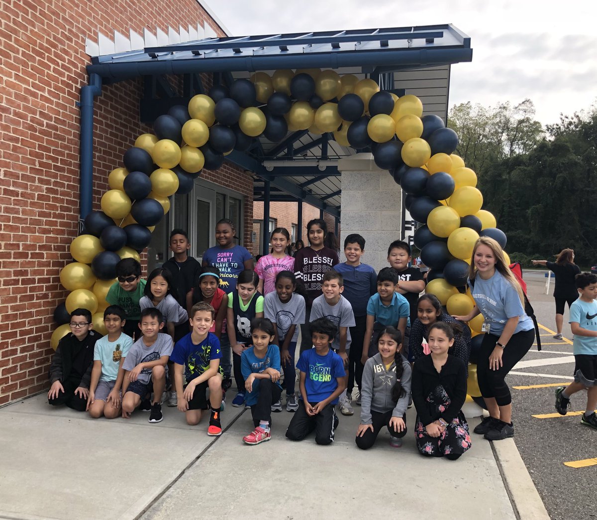 emilycicardo's tweet photo. We had such a great time at the Robertsville Run! @RobertsvilleES https://t.co/hoRjPdPEuk