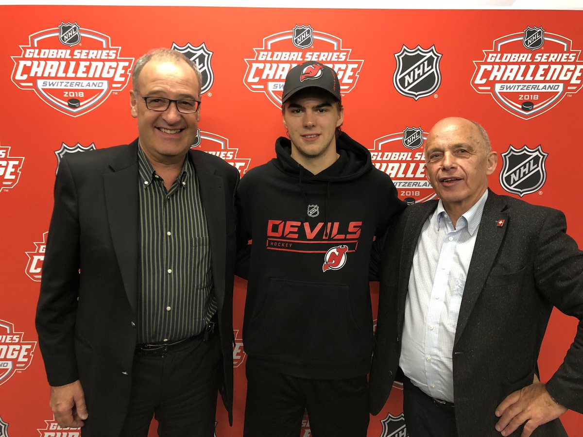 scbern_news's tweet image. Die beiden Bundesräte Ueli Maurer und Guy Parmelin mit @nicohischier #NHLGlobalSeries