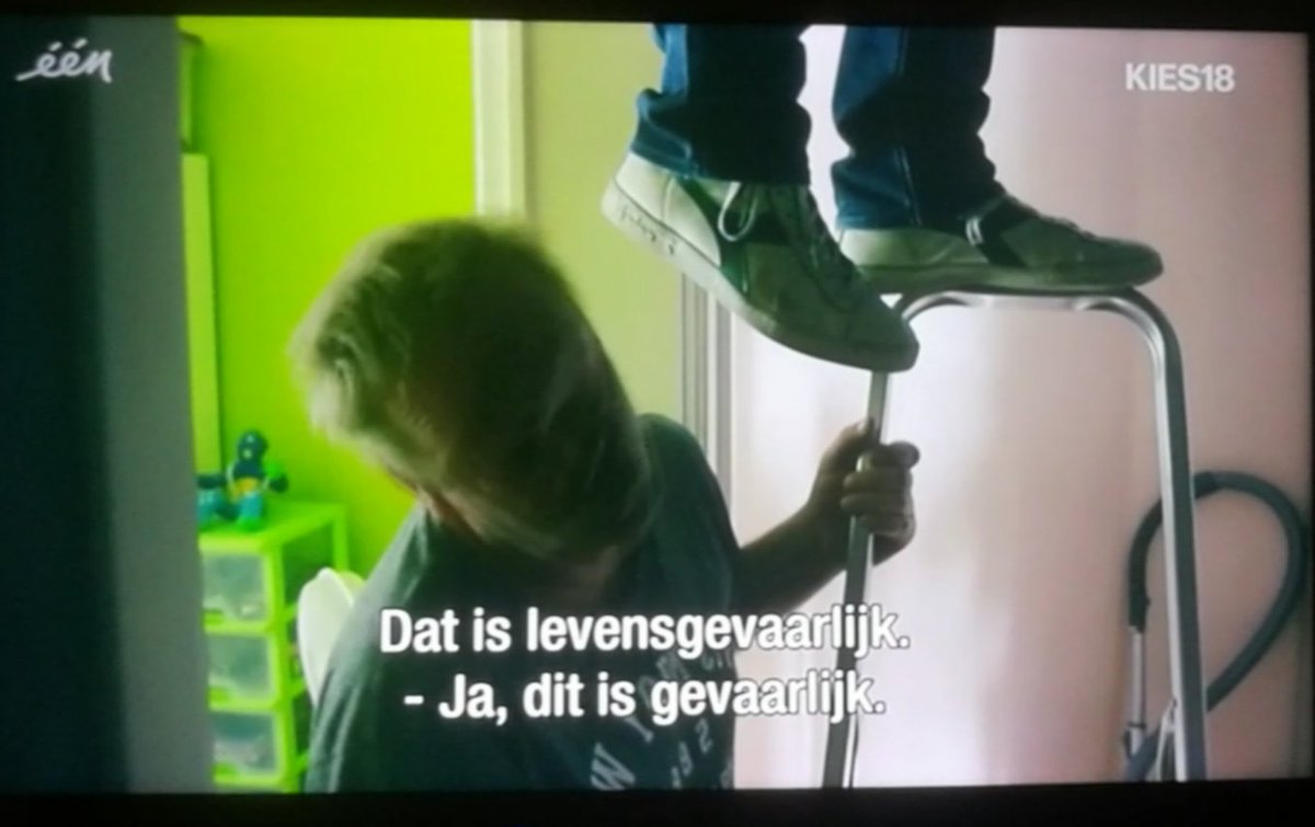 Journalist checkt rotte balken in een dak. "Levensgevaarlijk", besluit hij, balancerend op een ladder.

#iedereenkiest