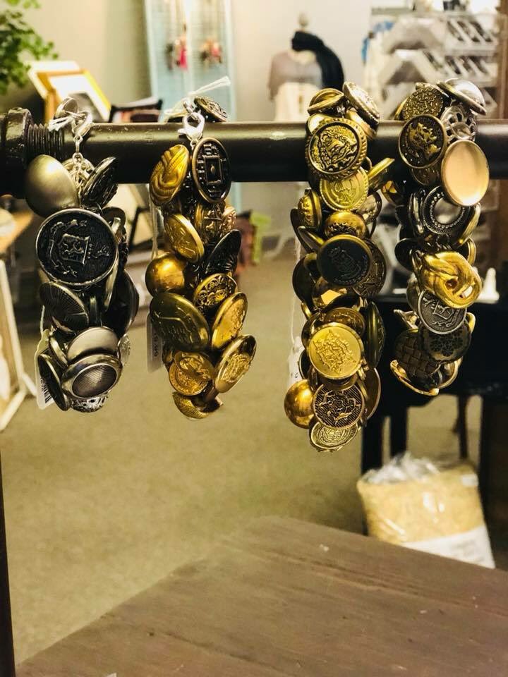 ArtisansOn's tweet photo. We have lots of new styles of necklaces and bracelets in stock by Kelly with Beads, Buttons and Bling.  Happy Monday!!  
-
#jewelry #handmade #beads #bracelet #necklace #mixedmedia #shopwashmo #handcrafted #somethingforeveryone https://t.co/RnQnu47tvR