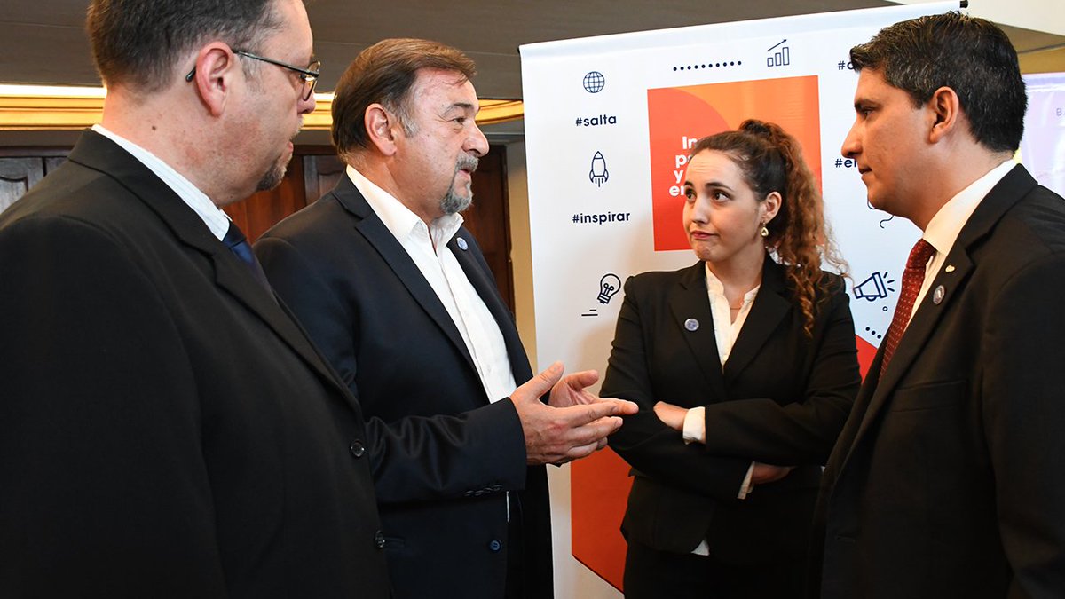 miguelisaok's tweet photo. Fomentar los emprendimientos para que crezca la economía es una de las premisas que tenemos con @urtubeyjm para el futuro de Salta. Por eso celebramos eventos como #EmprenderSalta2018, que convoca a los emprendedores locales a escuchar historias de éxito https://t.co/MNISMFhjCR