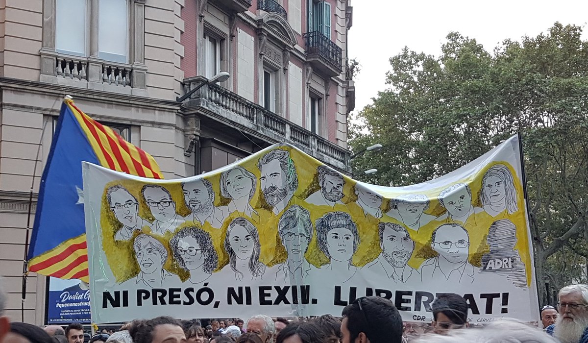 MnicaGINS1's tweet photo. Avui hi hem tornat a ser! Per tots i vosaltres i per tota Catalunya #1oct #1O #NiOblitNiPerdó #NiUnPasEnrere #omplim #RepúblicaCatalana #LlibertatPresosPoliticsiexiliats #llibertatjordis #Freedomcatalonia https://t.co/Iu2Hw8EAWY