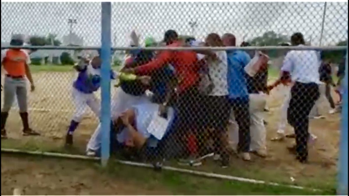 chinoroque51's tweet photo. Otro caso de dos árbitros agredidos durante un evento deportivo ocurrido este fin de semana. Urge que convirtamos en ley el #PS304 para tipificar como delito grave esta acción  y así garantizar un ambiente seguro para el desarrollo del deporte en PR. https://t.co/9gv7zAoeNi