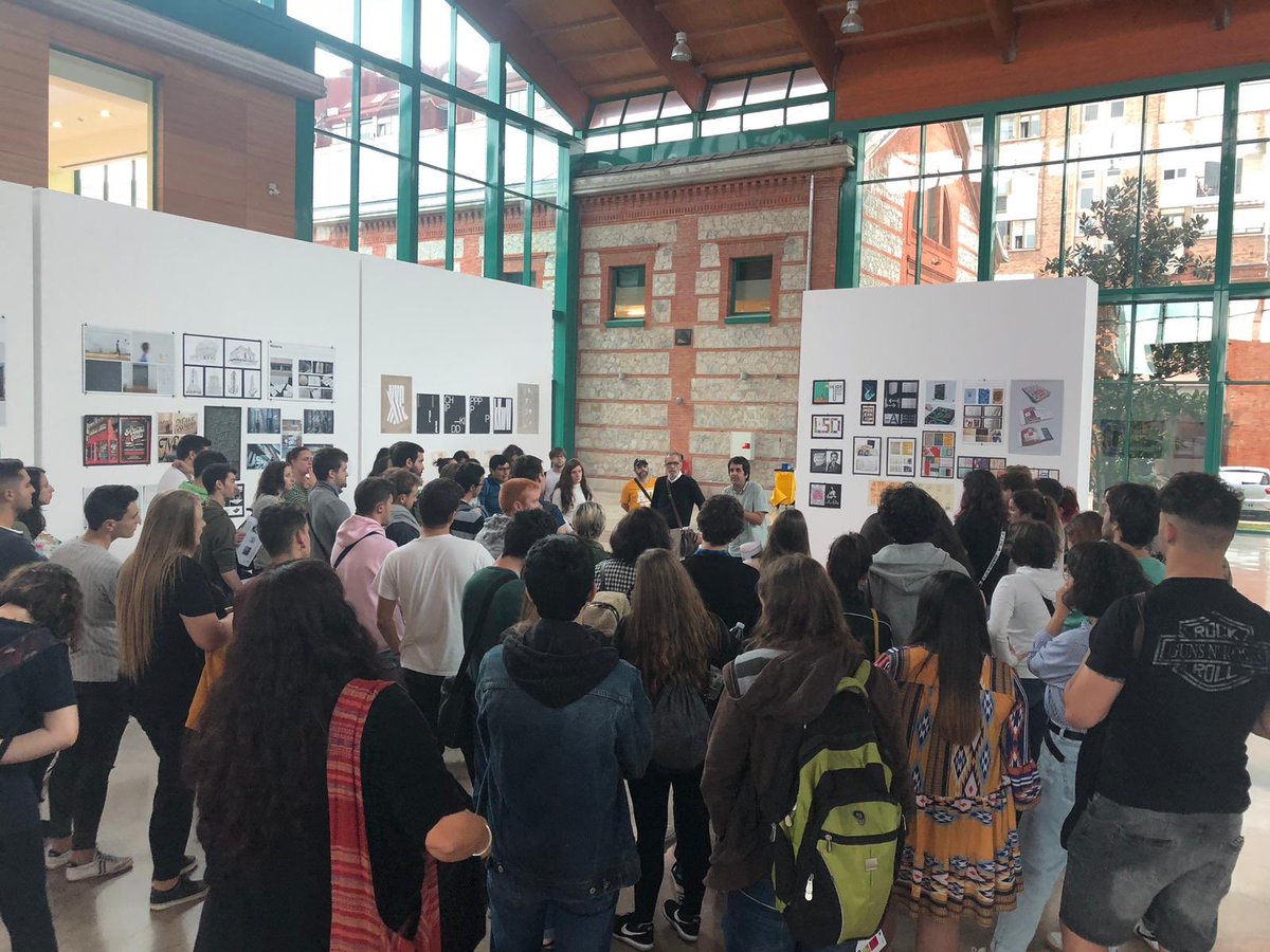 javiganda's tweet photo. Hoy he presentado a los alumnos del IES la Albericia y la @escueladearten1 la tercera edición del concurso Tipos para estudiantes. Además han visitado la exposición #TDC63 que es parte de la programación #Tipos18 https://t.co/QUzaOzVnSS