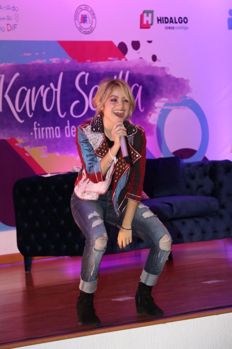 Al ritmo de "A bailar" y "Pensándote"   <a href="/karolsevilla/">KAROL SEVILLA</a> anima a todas y todos los invitados a esta firma de autógrafos, evento que se suma a las acciones encaminadas a apoyar el #Ayudatón2019 por nuestras niñas y niños con cáncer. 
<a href="/omarfayad/">Omar Fayad</a> 
<a href="/victoriaruffo31/">victoria ruffo</a>