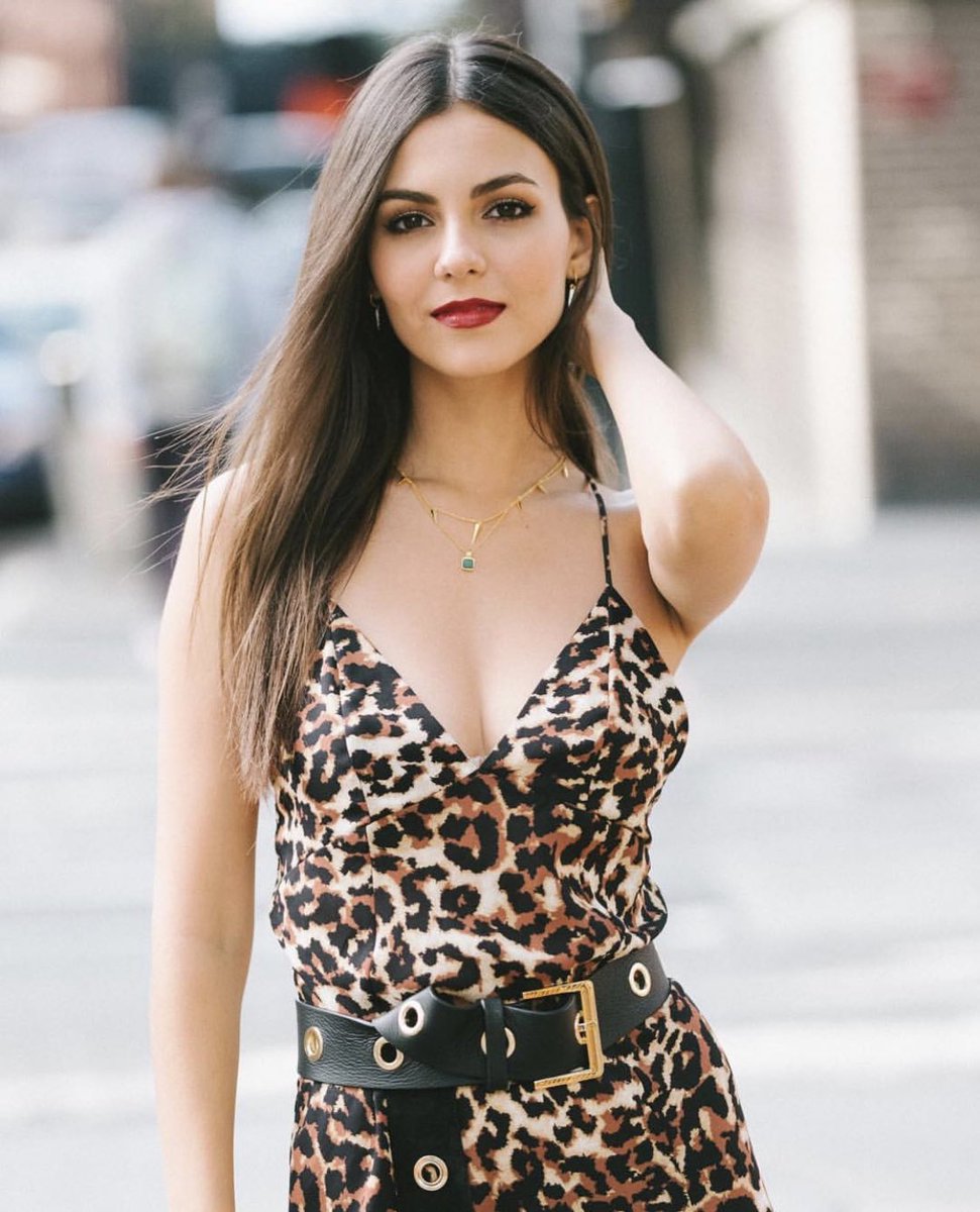 VictoriaJustice's tweet photo. Oh hey there Monday...😏🐆 https://t.co/JJM0ARxSZb