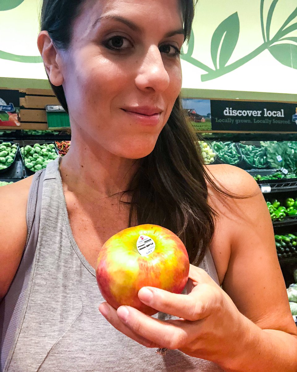 ShannaFerrigno's tweet photo. Apples - great source of simple carbohydrates, which can be turned into energy quickly. They’re high in fiber - helps my body feel satisfied &amp; keeps energy up. Great when you’re on the go 🏃🏽‍♀️
I usually have an apple and then I add a healthy fat source—almonds, cheese etc https://t.co/2pOXnL5KHz