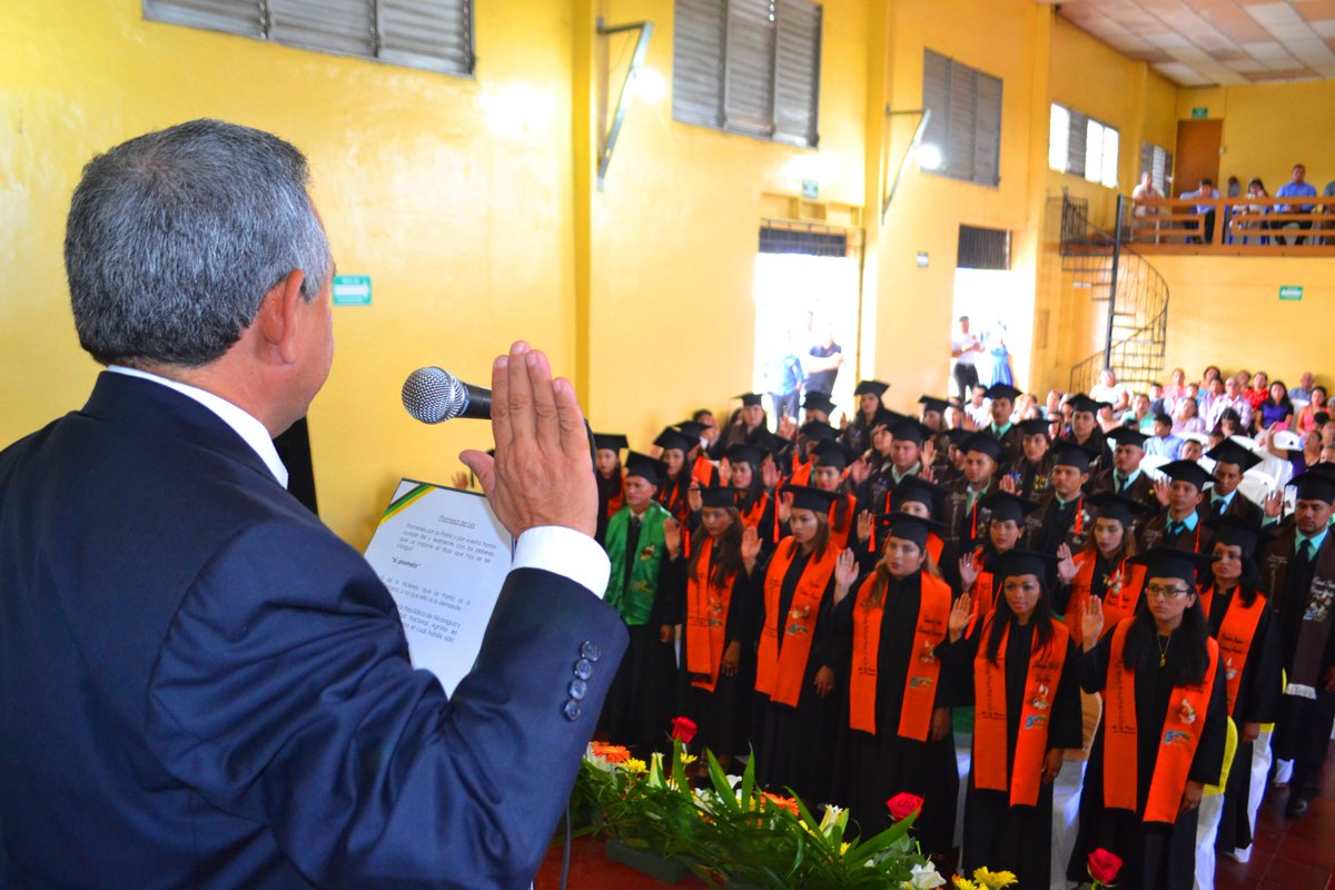 UNAnicaragua's tweet photo. Camoapa cuenta con nuevos profesionales : “Ustedes han sido forjados en una universidad con 101 años de fundación institucional, en permanente mejora institucional”, destacó el rector de la #UNANic, Alberto Sediles. Conoce más aquí: https://t.co/5CF0ZydHUq https://t.co/2zN8mlktE8