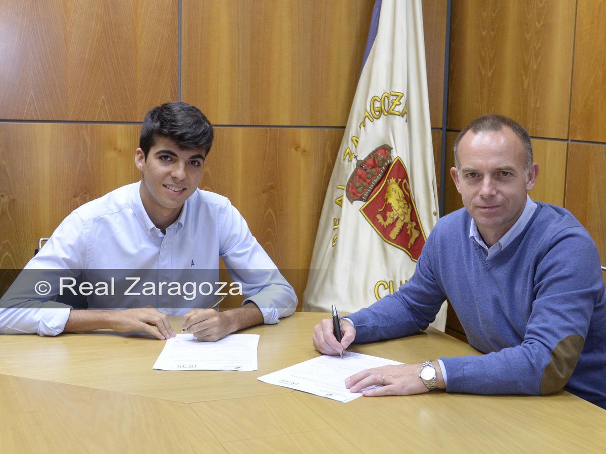 Clemente, junto a Lapetra, firmando su contrato (Foto: RZ).
