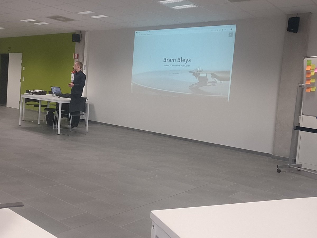 JelleCeulemans's tweet photo. Heel interessant te horen hoe je als jonge student je zo kunt professionaliseren! @bram_bleys #ITfactory #ThomasMore https://t.co/qGhxn9Uvm7