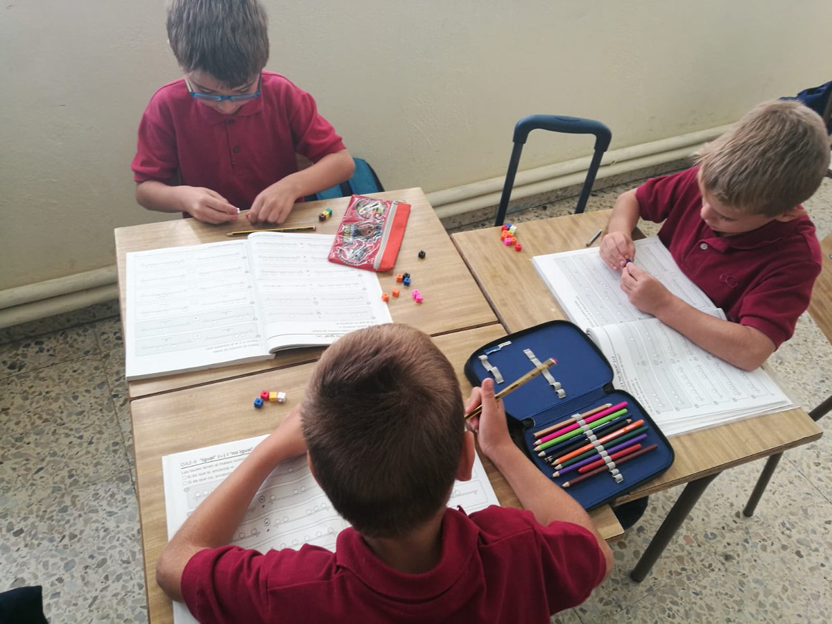 ins_lleida's tweet image. Hem posat en pràctica #JumpMath amb material manipulatiu! @hrios91