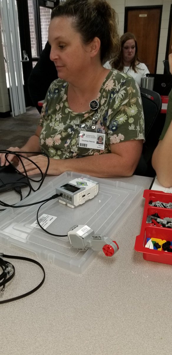 MrsjaciC's tweet photo. #LEGO robotics training #pespower #JNPTitans https://t.co/ejM6zwEDMy