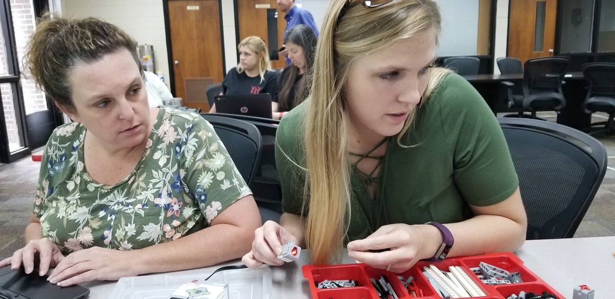 MrsjaciC's tweet photo. #LEGO robotics training #pespower #JNPTitans https://t.co/ejM6zwEDMy