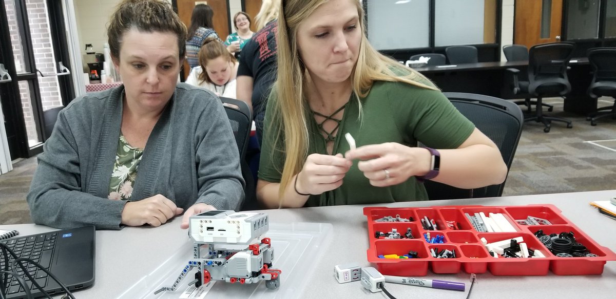 MrsjaciC's tweet photo. #LEGO robotics training #pespower #JNPTitans https://t.co/ejM6zwEDMy