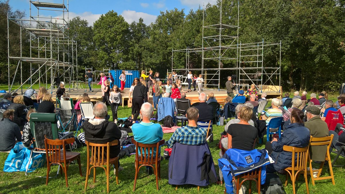 Gisteren voor het eerst geoefend op het podium in aanbouw voor <a href="/DeKlokMoatWerom/">De klok moat werom!</a>. Nog een paar puntjes op de i en dan zijn we er klaar voor!
