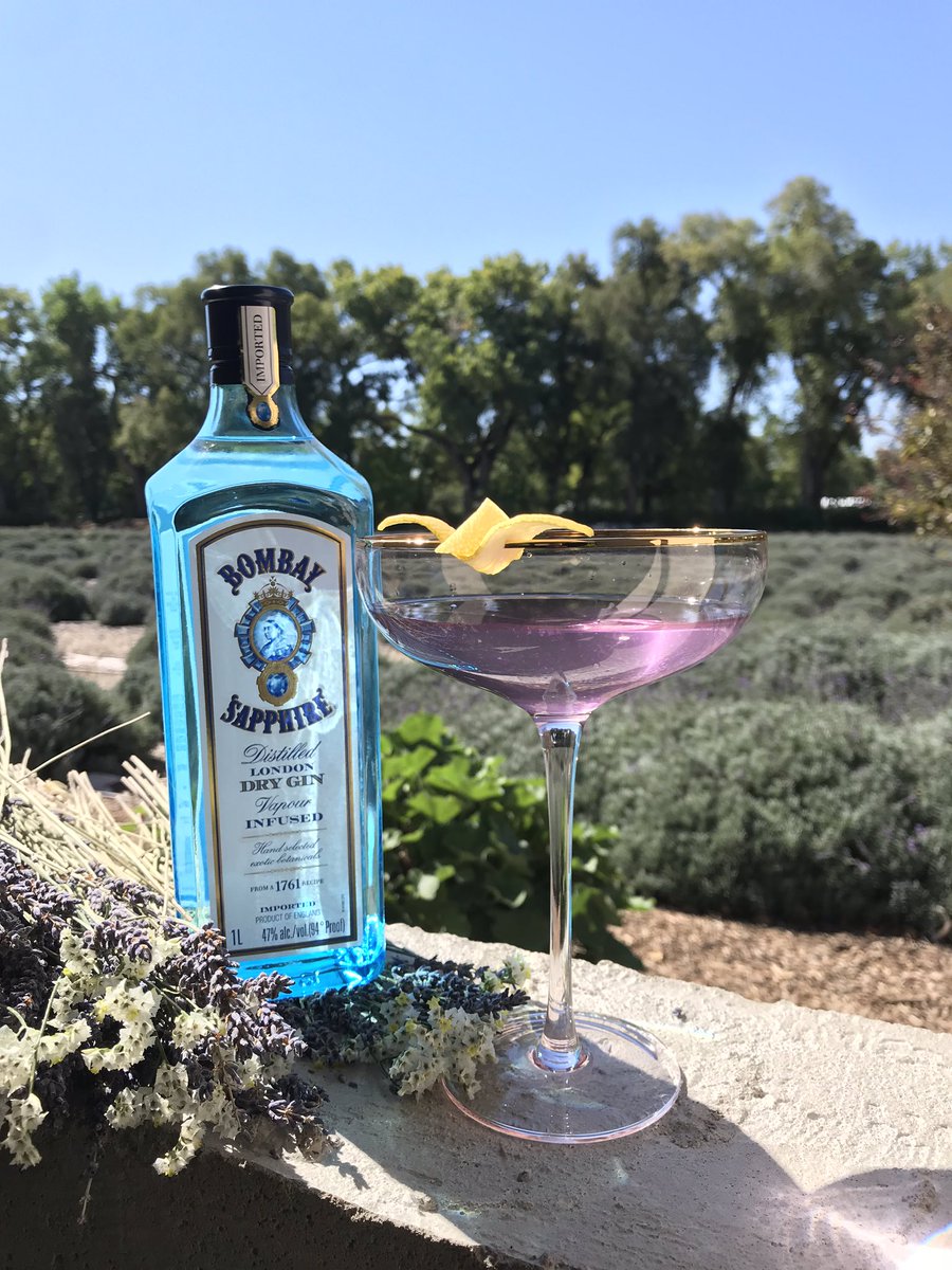 SusieDrinks's tweet image. I wanted to make a cocktail that reminded me of my month in ABQ. They 💜 lavender, so I thought a lavender martini was it.

LITTLE BIRD
1.5oz @BombaySapphire
.25oz lavender water
.25oz Lillet Blanc
.25oz lemon
Recipe: instagram.com/p/BoKFdZsHrXo/
#bombaysapphirepartner #stircreativity