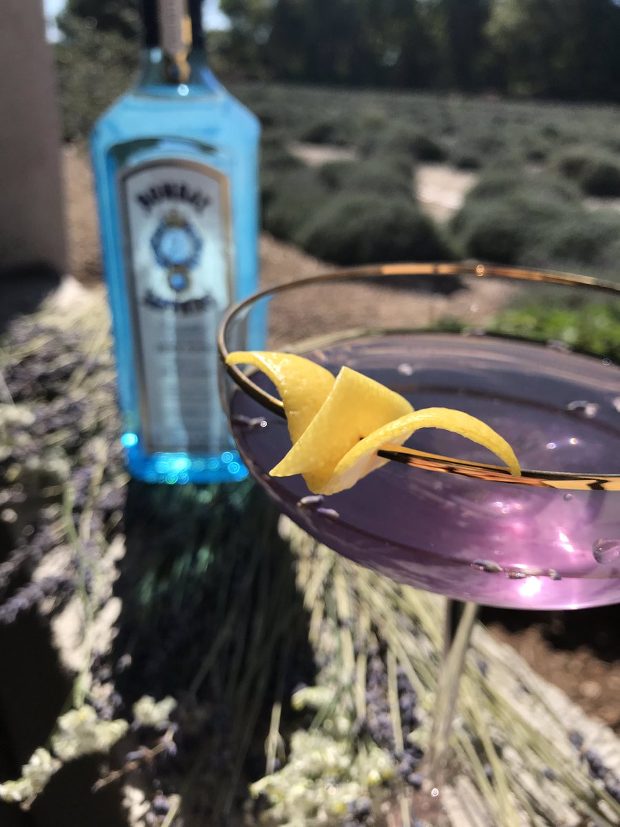 SusieDrinks's tweet image. I wanted to make a cocktail that reminded me of my month in ABQ. They 💜 lavender, so I thought a lavender martini was it.

LITTLE BIRD
1.5oz @BombaySapphire
.25oz lavender water
.25oz Lillet Blanc
.25oz lemon
Recipe: instagram.com/p/BoKFdZsHrXo/
#bombaysapphirepartner #stircreativity