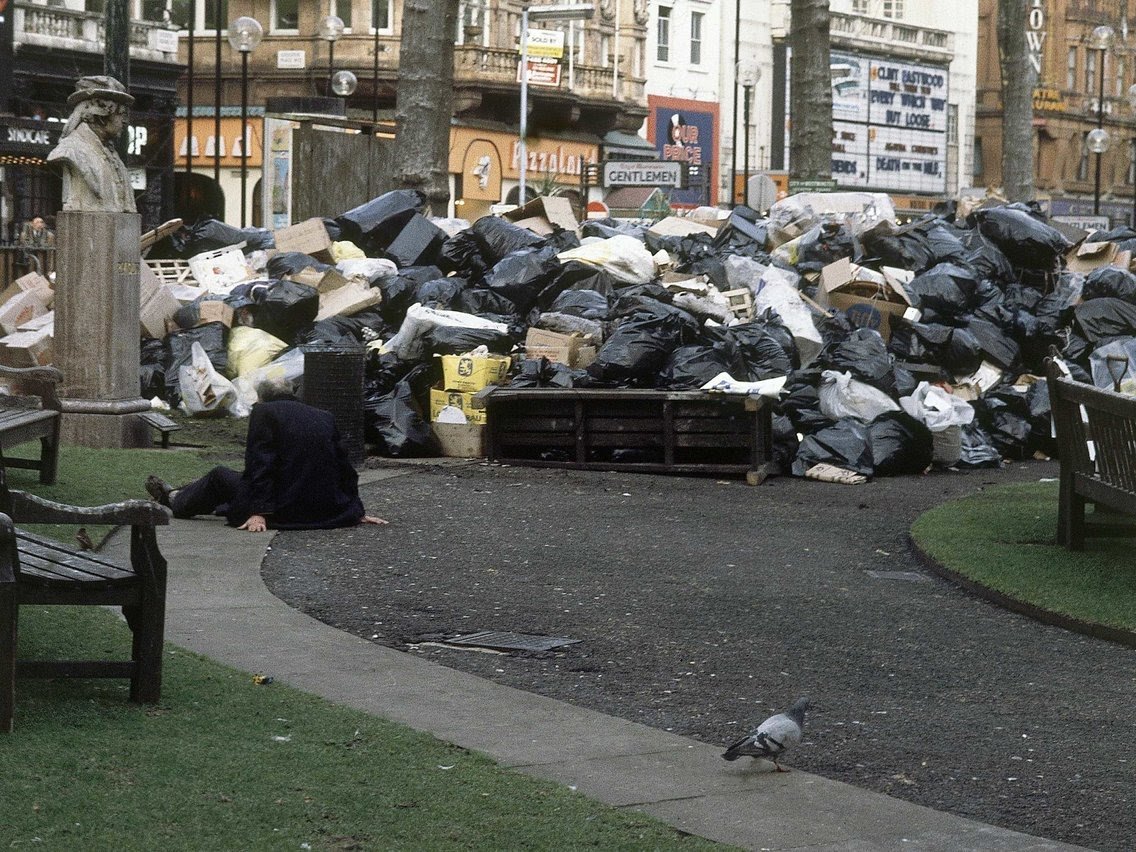 KanchanGupta's tweet photo. This what London looked like when Mrs Thatcher came to power in 1979. The council sanitation workers were on strike. She broke the unions and privatised services. It worked for Britain. It will work for #India. Why are we trying to reinvent the wheel? #SwachhBharat https://t.co/6xmkT99SvE