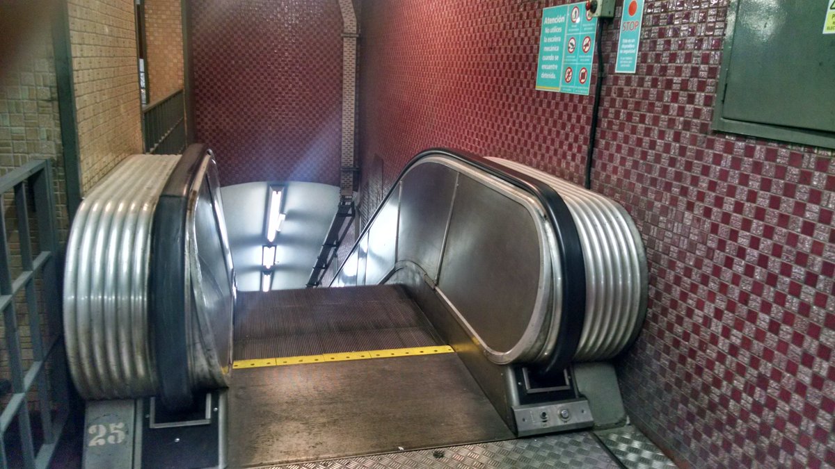 karife75's tweet photo. @Metrovias @gcba @basubte se me pianta un lagrimón! Escaleras mecánicas de estación José María Moreno, línea E (la peor) funcionando después de unos 4 años. Al fin se acuerdan de los discapacitados, niños, mayores q las necesitan. Igual les falta una escalera mecánica a la calle https://t.co/M6uARL2h0u