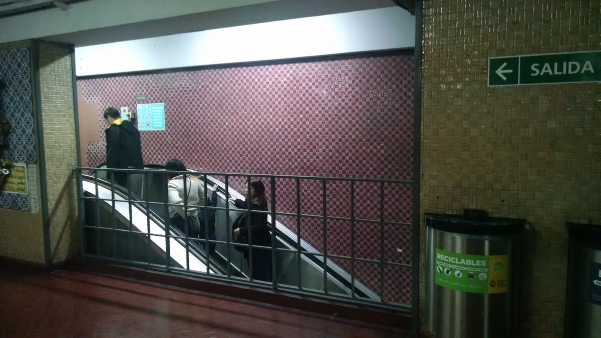 karife75's tweet photo. @Metrovias @gcba @basubte se me pianta un lagrimón! Escaleras mecánicas de estación José María Moreno, línea E (la peor) funcionando después de unos 4 años. Al fin se acuerdan de los discapacitados, niños, mayores q las necesitan. Igual les falta una escalera mecánica a la calle https://t.co/M6uARL2h0u