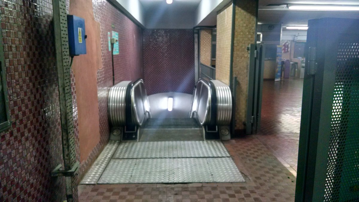 karife75's tweet photo. @Metrovias @gcba @basubte se me pianta un lagrimón! Escaleras mecánicas de estación José María Moreno, línea E (la peor) funcionando después de unos 4 años. Al fin se acuerdan de los discapacitados, niños, mayores q las necesitan. Igual les falta una escalera mecánica a la calle https://t.co/M6uARL2h0u