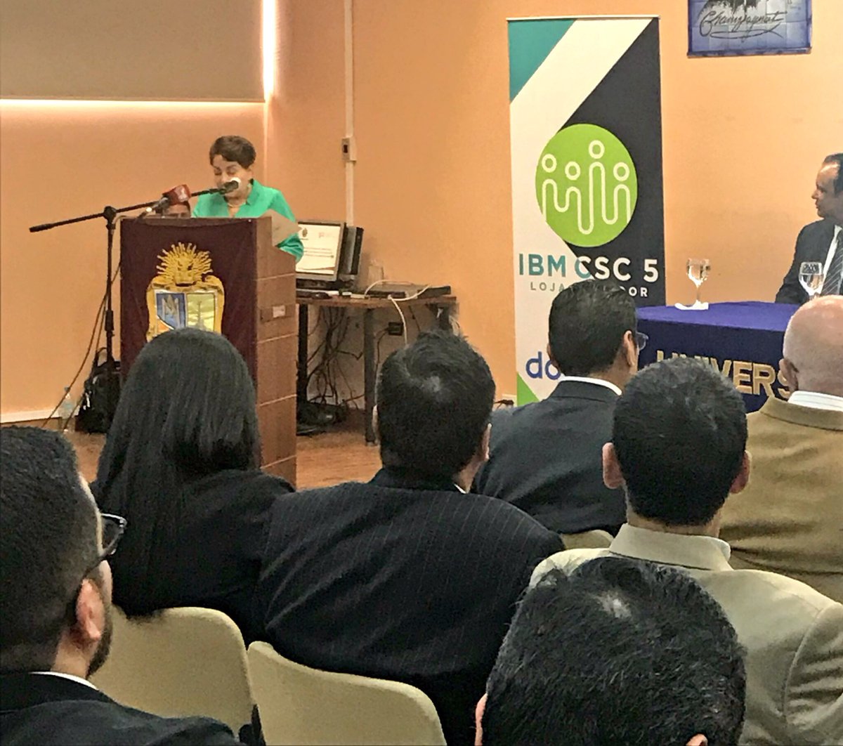 utpl's tweet photo. 🖇Piedad Pineda Alcaldesa de la ciudad Loja, da la bienvenida a más de 15 expertos de diferentes partes del mundo quienes trabajarán en las instalaciones de la #UTPL, “estas consultorías abordarán soluciones a los grupos más vulnerables de nuestra sociedad”👏🏼 #CSCEcu5 #IBMCSC https://t.co/QdQjQeLsKJ