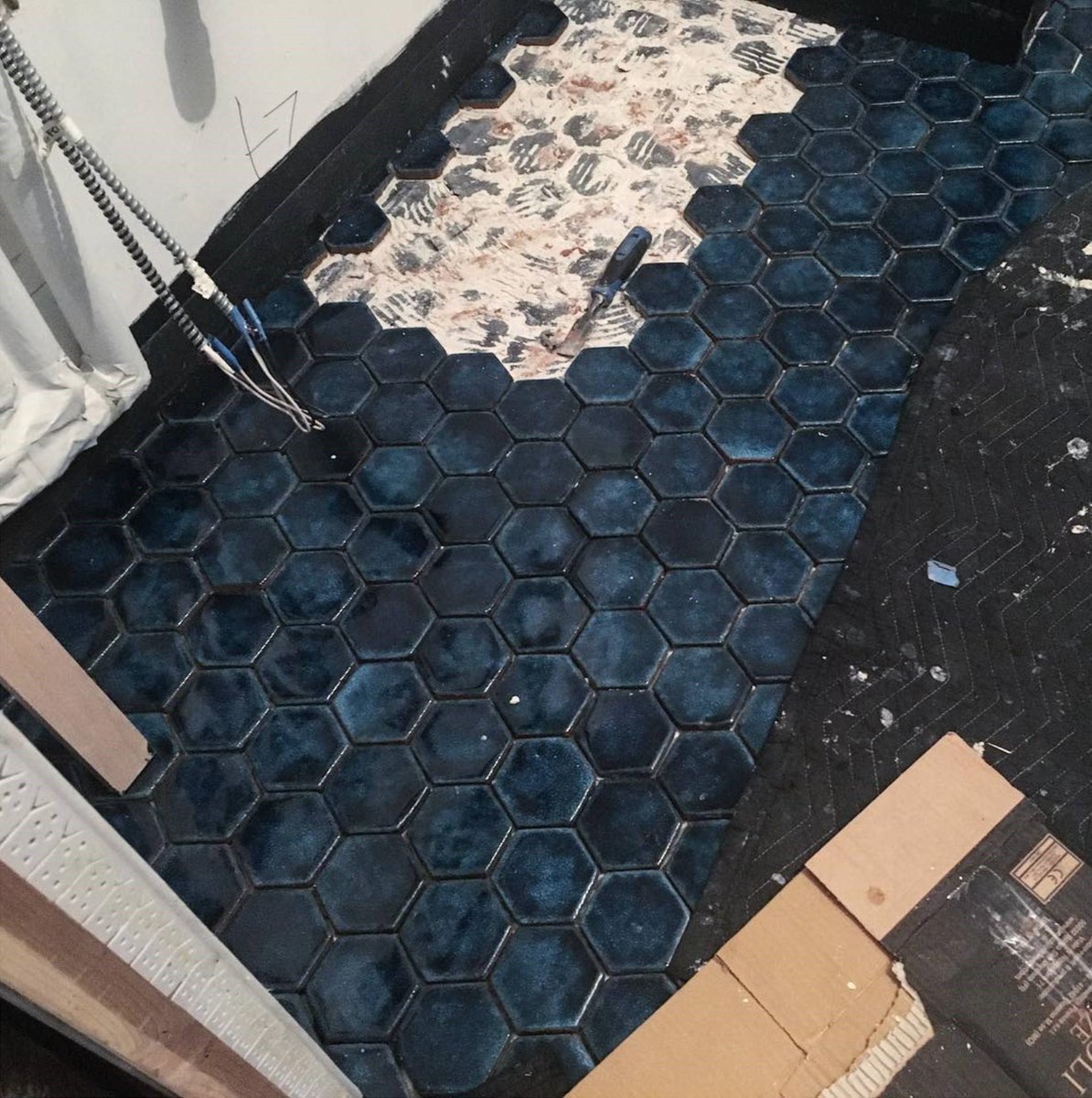 alchemymat's tweet photo. #MondayBlues: What an awesome way to start a Monday with our #pecchiolifirenze Italian Glazed Porcelain Tile for this beautiful bathroom installation, designed by Gramercy Design Looks amazing! #italiantile #tiles #bathroomtile #showertile #interiordesign #interiors #tiletastic https://t.co/aS7ErnP3uU