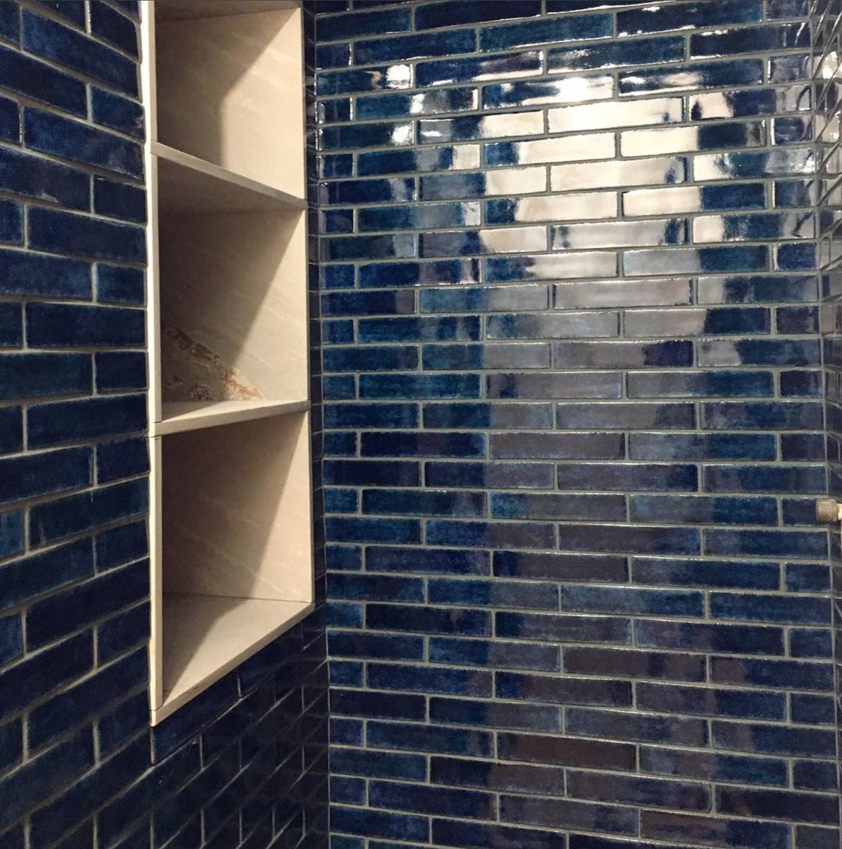 alchemymat's tweet photo. #MondayBlues: What an awesome way to start a Monday with our #pecchiolifirenze Italian Glazed Porcelain Tile for this beautiful bathroom installation, designed by Gramercy Design Looks amazing! #italiantile #tiles #bathroomtile #showertile #interiordesign #interiors #tiletastic https://t.co/aS7ErnP3uU