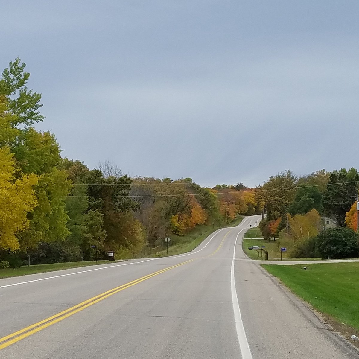 weheartdlmn's tweet photo. The leaves continue to change color! Where's your favorite stretch of road or park or other location to see them each fall? #detroitlakes https://t.co/nN5E7X6SBF