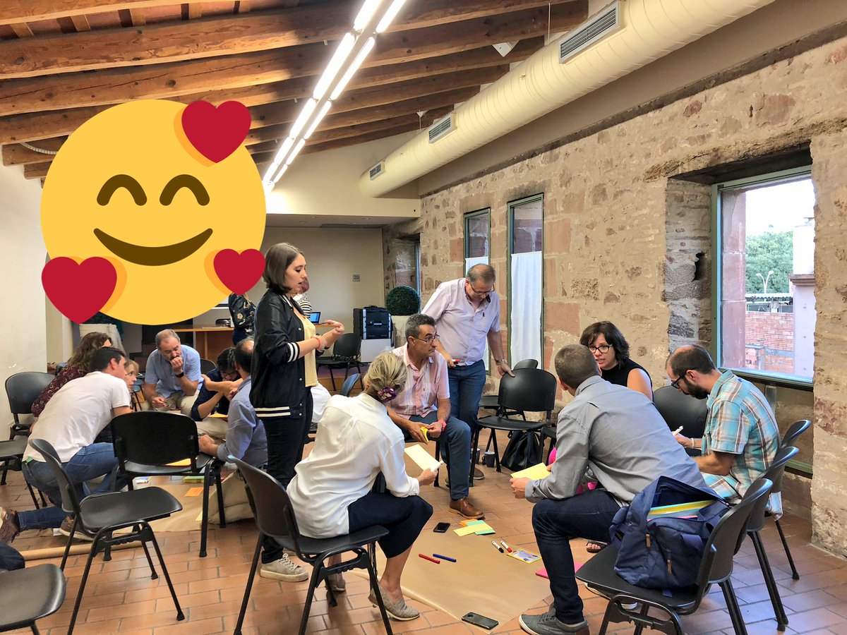 mjarquef's tweet photo. 19:14 de la tarde de un lunes... ¿Estas personas qué hacen? 🤓 👀Pues piensan en cómo mejorar nuestra Red d Innovación Educativa para poder ‘exportarla’ dsd #Viladecans a 5 #ciudades europeas #motivacionespoco #ÉxitoEducativo @URBACT_ES @OnBoardCities https://t.co/KCuUsyft0C