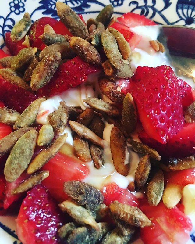 YogiHealthCoach's tweet photo. #Greekyogurt with #strawberries and #toastedpumpkinseeds with a drizzle of #honey! A #healthybreakfast never tasted so good 😋 #loveyourfoodloveyourbody #wsnc #photooftheday #healthylifestyle #healthyanddelicious #food #wsnclife #eatwell #sustainableh… https://t.co/ZUsg9BWpxd https://t.co/1eMoBF0pc0