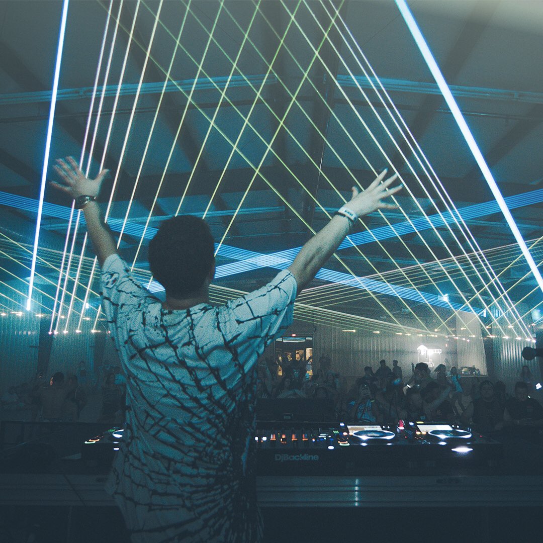 PangolinSystems's tweet image. Let the lasers take control. 🖲 How are you using lasers in your show? Let us know in the comments below! #PoweredByPangolin #PangolinSystems #lasers #lasershow #kvant #frequencyburst #laserfam