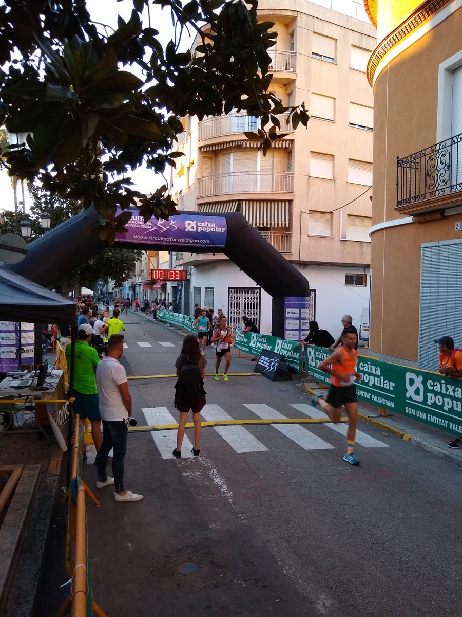 alpesa_ES's tweet photo. Septiembre se va pero los runners del #equipoAlpesa comienzan el otoño 🍂 con mucha energía. Enhorabuena a Jorge Brines por ese 3ª puesto en la categoría veteranoB  Masculino en la X Volta a peu Villalonga del @circuitsafor . Campeón!! 💪💪💪 https://t.co/2QYE0kDz3A