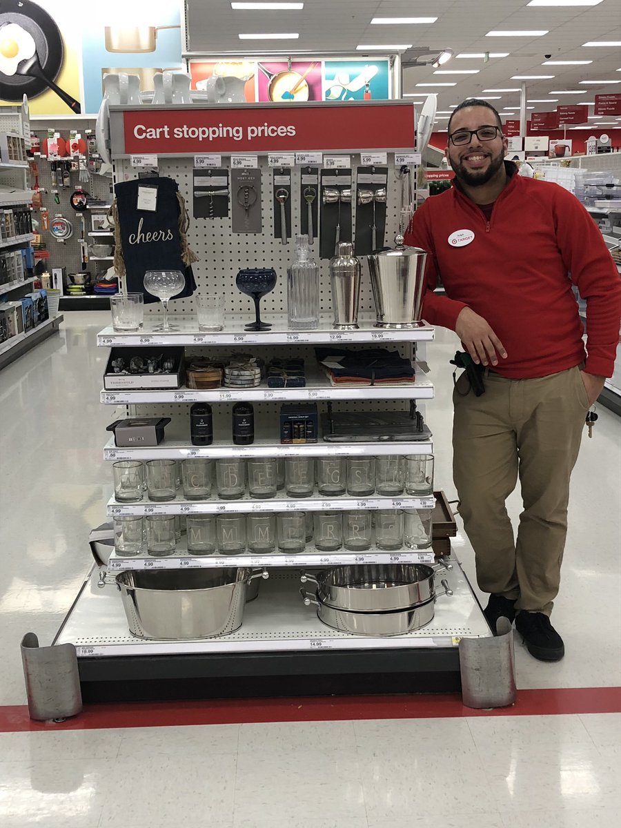 Awesome job Sr. TL <a href="/IVANofTARGET/">Ivan Garcia</a> with merchandising kitchenware at #TheStation <a href="/kenfiggs/">Kenfiggs</a> @RobFunk87 #YoureTheBest