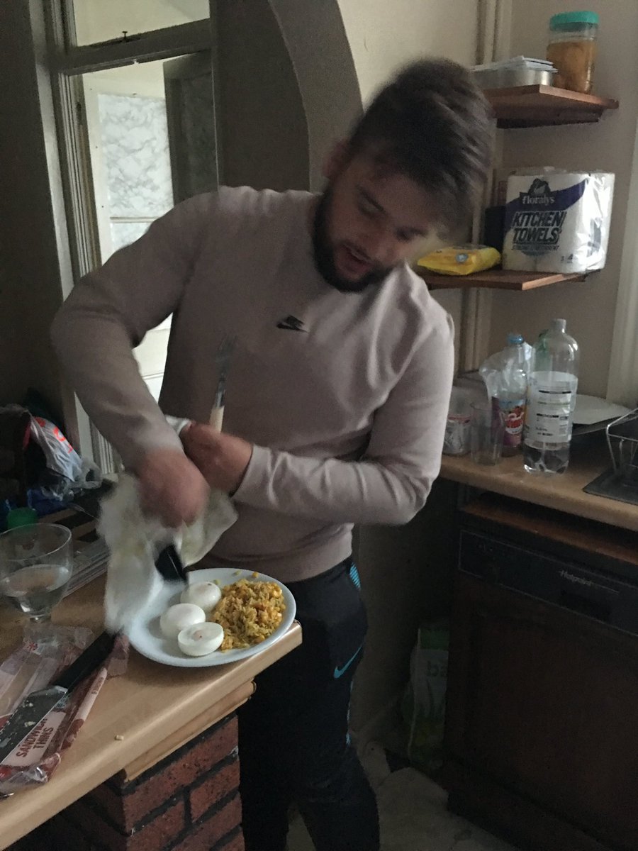 MassSquad's tweet photo. 35 mins before training mass squad are lining their stomachs 🏃🏻‍♂️ https://t.co/Unt0tCSBnT